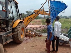 गौरवपथ में अवैध बिरयानी सेंटर को निगम ने तोड़ा