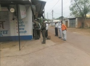 चोरी छिपे दुकानदार बेच रहे थे सामान: निगम की टीम ने की कार्यवाही और वसूला 5900 रुपए जुर्माना