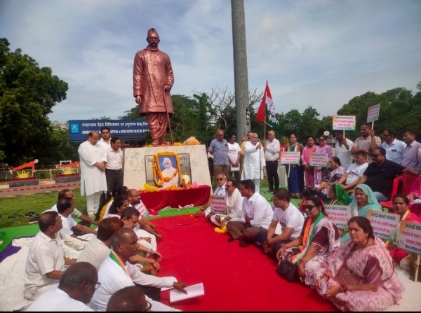 भिलाई बिरादरी ने जयंती पर पं. रविशंकर शुक्ल और पं. विद्याचरण शुक्ल को पुष्पांजलि दी