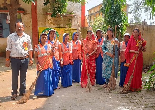 राष्ट्रपिता महात्मा गांधी की जयंती के अवसर पर उन्हें श्रद्धांजलि देकर किया गया नमन