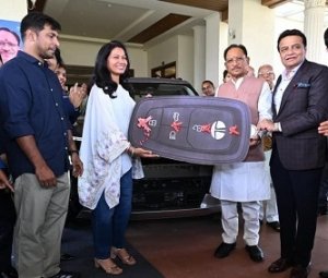 मुख्यमंत्री विष्णुदेव साय ने भारतीय महिला क्रिकेट टीम की फिजियोथेरेपिस्ट आकांक्षा सत्यवंशी को टाटा सिएरा कार भेंट कर किया सम्मान