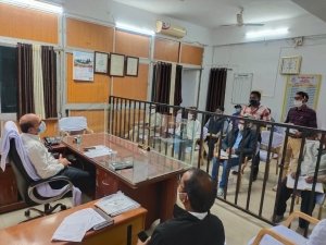 निगम आयुक्त के कक्ष में जिला कलेक्टर द्वारा आज अमृत मिशन सहित अन्य निर्माण कार्यो की समीक्षा किया गया