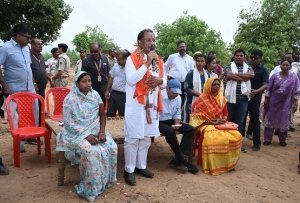 तेज हवाओं के बीच ढोढरीकला में अचानक उतरा मुख्यमंत्री का हेलिकॉप्टर , महुआ पेड़ के नीचे लगाई चौपाल