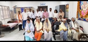 स्वतंत्रता दिवस पर वृद्धाश्रम में सेवा और सम्मान का कार्य*   *प्रेस रिपोर्टर क्लब बालोद ने वृद्धजनों को भेंट किए फल, मिठाई, बिस्किट और शॉल
