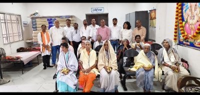 स्वतंत्रता दिवस पर वृद्धाश्रम में सेवा और सम्मान का कार्य*   *प्रेस रिपोर्टर क्लब बालोद ने वृद्धजनों को भेंट किए फल, मिठाई, बिस्किट और शॉल