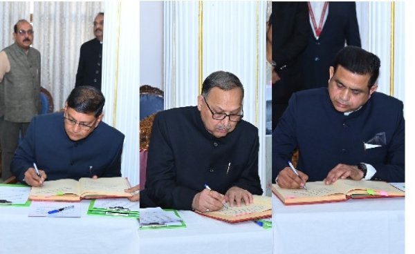 राज्यपाल डेका ने श्री अमिताभ जैन को मुख्य सूचना आयुक्त एवं श्री अग्रवाल और श्री मिश्रा को राज्य सूचना आयुक्त पद की शपथ दिलाई