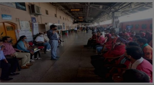रेल्वे चाइल्ड लाईन द्वारा रेल्वे के संपर्क में आने वाले बच्चों  को सुरक्षित एवं संरक्षित करने के लिए रेल्वे परिसर पर जागरूकता कार्यक्रम