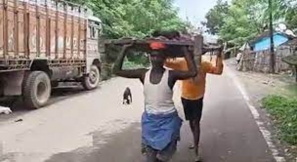एंबुलेंस नहीं मिला तो मरीज़ को खाट पर लेकर अस्पताल चल दिया, वीडियो देख लोगों ने कहा- सिस्टम दम तोड़ रहा है