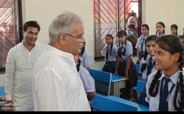 -स्वामी आत्मानंद स्कूल की छात्रा भूमिका ने पढ़ाया रसायन शास्त्र, एवं स्कूल परिसर में वृक्षा रोपण भी किये