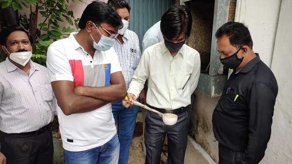 स्वास्थ्य व निगम के अधिकारी मैदान में ,कूलर, गमला व डस्टबीन में मिला मच्छर का लार्वा, 5 से जुर्माना 9 को नोटिस