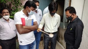 स्वास्थ्य व निगम के अधिकारी मैदान में ,कूलर, गमला व डस्टबीन में मिला मच्छर का लार्वा, 5 से जुर्माना 9 को नोटिस