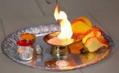पूजा-पाठ और आरती के समय कपूर जलाना क्यों होता है शुभ, जानें खास वजह और महत्व