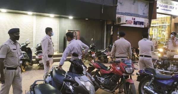 बाहर से ताला बंद कर अंदर रेव पाटी मनाने वाले 16 युवक पकड़ाये