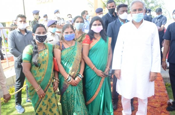 गोधन से बने उत्पादों को विदेशों में पहचान दिलाने वाली हुनरमंद महिलाओं से मिले मुख्यमंत्री