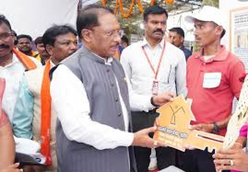 सिलगेर के माड़वी कोसा ने अपने हाथों से बनाया अपना घर, मुख्यमंत्री ने सौंपी खुशियों की चाबी