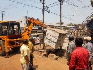 कलेक्टर से शिकायत का निगम ने किया निराकरण ,सड़क किनारे से निगम ने हटाया अवैध कब्जा
