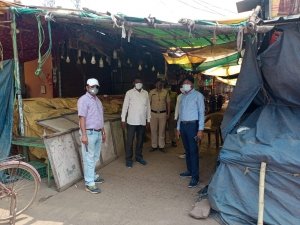 लोगों की शिकायत पर आयुक्त पहुंचे छत्तीसगढ़ सब्जी मंडी रूआबांधा ,आयुक्त की उपस्थिति में दुकानदारों के विरूद्ध चालानी कार्यवाही