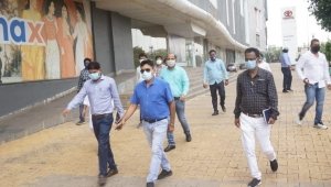सिनियर सिटीजन अब वाहन में बैठे-बैठे ही लगवा सकेंगे कोविड का टीका, निगम प्रशासन ने सूर्या माॅल के पार्किंग स्थल का किया चयन