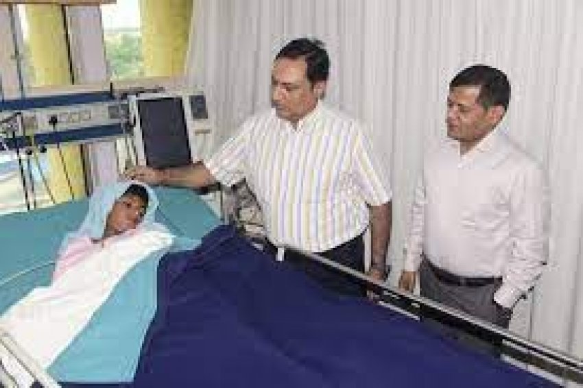 राहुल का हाल जानने अस्पताल पहुंचे संभागायुक्त एवं आईजी