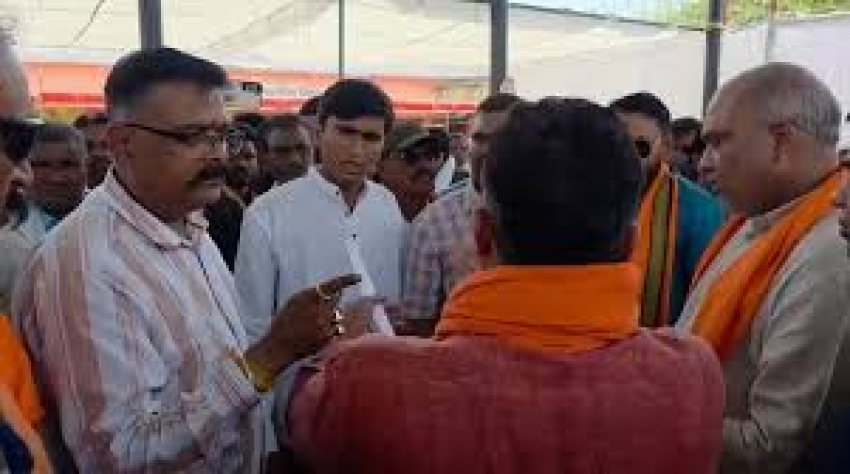 सुशासन तिहार में बवाल: जनपद सीईओ और भाजपा नेता के बीच तीखी नोकझोंक वायरल वीडियो पर गरमाई सियासत; मंत्री विजय शर्मा बोले—'अधिकारी जनता के सेवक हैं, शासक नहीं"