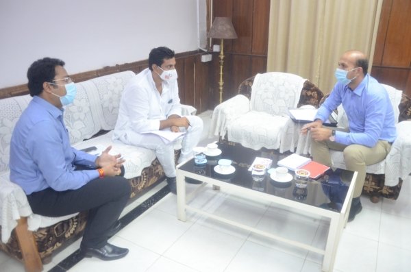 बीएसपी क्वार्टर के रहवासियों की समस्या दूर करने होगी पहल , विधायक  अरूण वोरा और देवेंद्र यादव से कलेक्टर ने की चर्चा