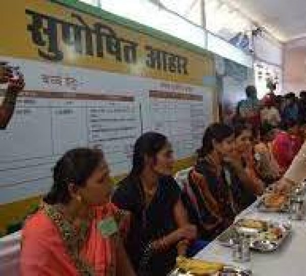 जिले में गर्भवती व शिशुवती माताओं को दिया जा रहा घर पहुॅच टिफिन सेवा