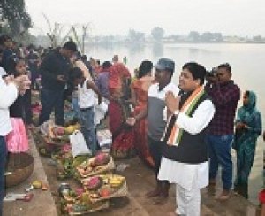 नगरीय प्रशासन मंत्री मंदिर हसौद में आस्था एवं भक्ति के महापर्व छठ पूजा में हुए शामिल