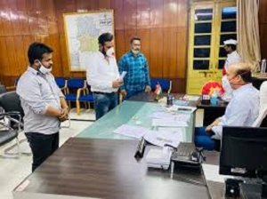 एनएसयूआई ने आठवें सेमेस्टर का एग्जाम ऑनलाइन कराने की मांग आदित्य सिंह और आशीष यादव ने कुलपति को सौंपा ज्ञापन
