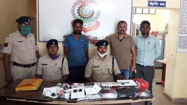 थाना उतई पुलिस की त्वरित कार्यवाही चोरी का एक आरोपी गिरफ्तार ,पड़ोसी के द्वारा संदिग्धों का मोबाइल से वीडियो बनाना हुआ कारगर