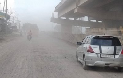 सडको पर धुल का गुबार ,कार्य एजेंसी की लापरवाही और बीमारी का तोहफा आम जनता को , प्रशासन मौन