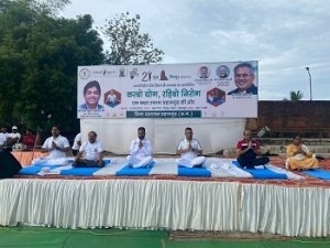 आठवें अंतर्राष्ट्रीय योग दिवस के अवसर पर छत्तीसगढ़ के प्रसिद्ध ऐतिहासिक, पुरातात्विक और धार्मिक महत्व के पर्यटन स्थल सिरपुर में जनप्रतिनिधियों ने स्कूली बच्चों संग योगाभ्यास किया...