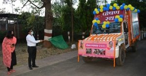 कलेक्टर ने हरी झंडी दिखाकर पोषण रथ रवाना किया