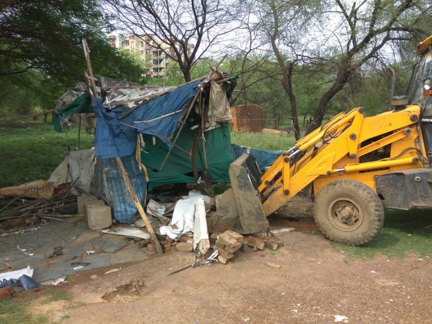 बांस बल्ली से किए जा रहे अतिक्रमण को निगम की जेसीबी ने किया ध्वस्त...