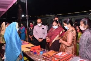 मुख्यमंत्री की धर्मपत्नी ने की दिवाली की शॉपिंग बिहान बाजार से