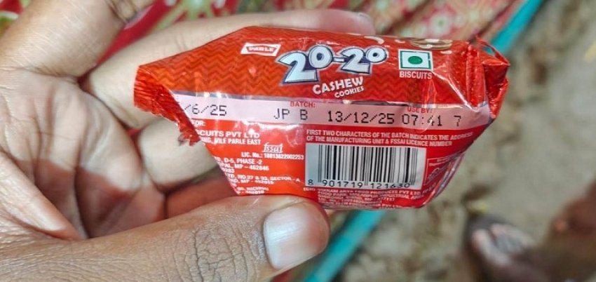 नगरी-सिहावा में सालभर पहले एक्सपायर बिस्कुट की बिक्री, पैकेट पर साफ दिख रही तारीख; बच्चों की सेहत से खिलवाड़ का आरोप