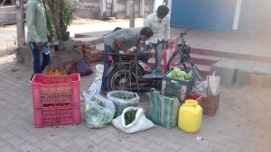 जरूरतमंदांे को दिया जा रहा सुरक्षा कवच ,मटन बेचने वालों के साथ थी भीड़, निगम अधिकारियों ने साहस जुटाकर वसूला जुर्माना