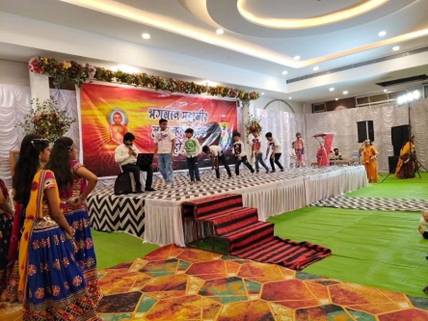 “जियो और जीने दो” के संदेश के साथ गूंजा गुंडरदेही: महावीर जयंती पर शारदा वाटिका बनी आस्था का विराट संगम