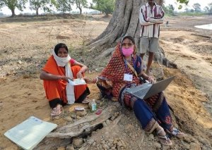 ग्रामीणों को राशि निकालने के लिए बैंकों के  चक्कर लगाने से मिली मुक्ति : बैंक सखी दे रही हैं घर पहुंच सेवा