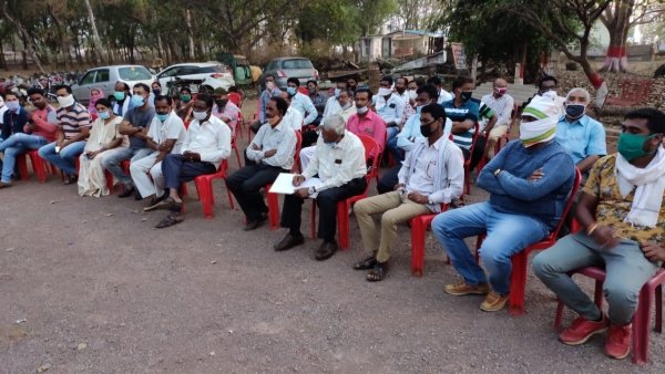 होली की आड़ में कोविड नियमों का उल्लंघन करना पड़ेगा भारी ,एडीएम ने ली शांति समिति की बैठक: बताए कायदे - नेवई थाना में एकत्र हुए नागरीक