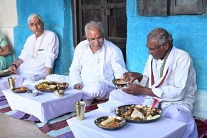 मुख्यमंत्री भूपेश बघेल ने साहू निवास में पहुचकर छत्तीसगढ़ की पारम्परिक भोजन किया, साहू परिवार को  शाल, साड़ी भी भेंट किया