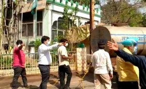 महापौर बाकलीवाल की मौजूदगी में इंदिरा मार्केट क्षेत्र में सैनिटाइजर का छिड़काव किया गया....*