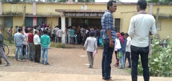 प्रवासी मजदूरों की श्रम विभाग जांजगीर में लगी लंबा कतार सोशल डिस्टेंस का उड़ा धज्जियां