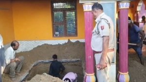 "हाथरस में 'दृश्यम' जैसा खुलासा: 30 साल पुराने कत्ल का राज, मकान की 15 फीट खुदाई में मिला नरकंकाल!"