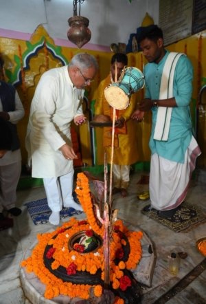 मुख्यमंत्री पहुंचे बाबा के द्वार ,की प्रदेश वासियों के सुख-समृद्धि की कामना