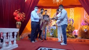नवरात्रि पर्व में दुर्गा पंडाल व मंदिरों में महापौर बाकलीवाल द्वारा सुरक्षा किट का वितरण