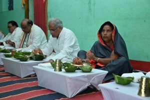 मुख्यमंत्री श्री भूपेश बघेल ने ग्राम केरा निवासी किसान श्री संतोष बंजारे के घर बड़ी ही सादगी के साथ लिया भोजन का स्वाद