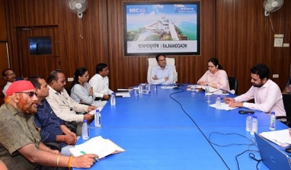 कलेक्टर तथा राजनीतिक दलों के प्रतिनिधियों की उपस्थिति में कम्प्यूटरीकृत प्रणाली के माध्यम से प्रथम रेंडमाईजेशन की प्रक्रिया की गई पूर्ण