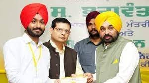 PWD और PSPCL के कर्मचारियों को CM भगवंत मान ने सौंपे नियुक्ति पत्र, पूरी मेहनत से काम करने की अपील