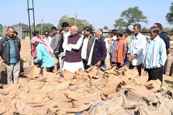 किसानों ने पूर्व गृहमंत्री साहू से टोकन जारी नहीं होने और अनियमित धान उठाव से हो रही परेशानी की साझा