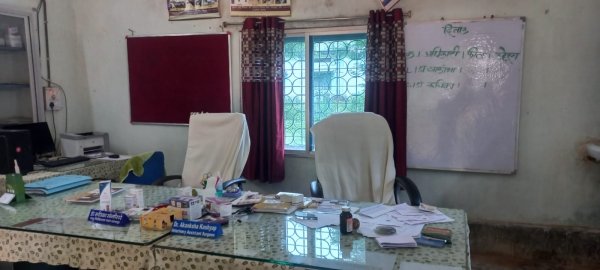 *पशु चिकित्सालय से चिकित्सक नदारद,ईलाज के लिए भटकते दिखे पशु पालक*